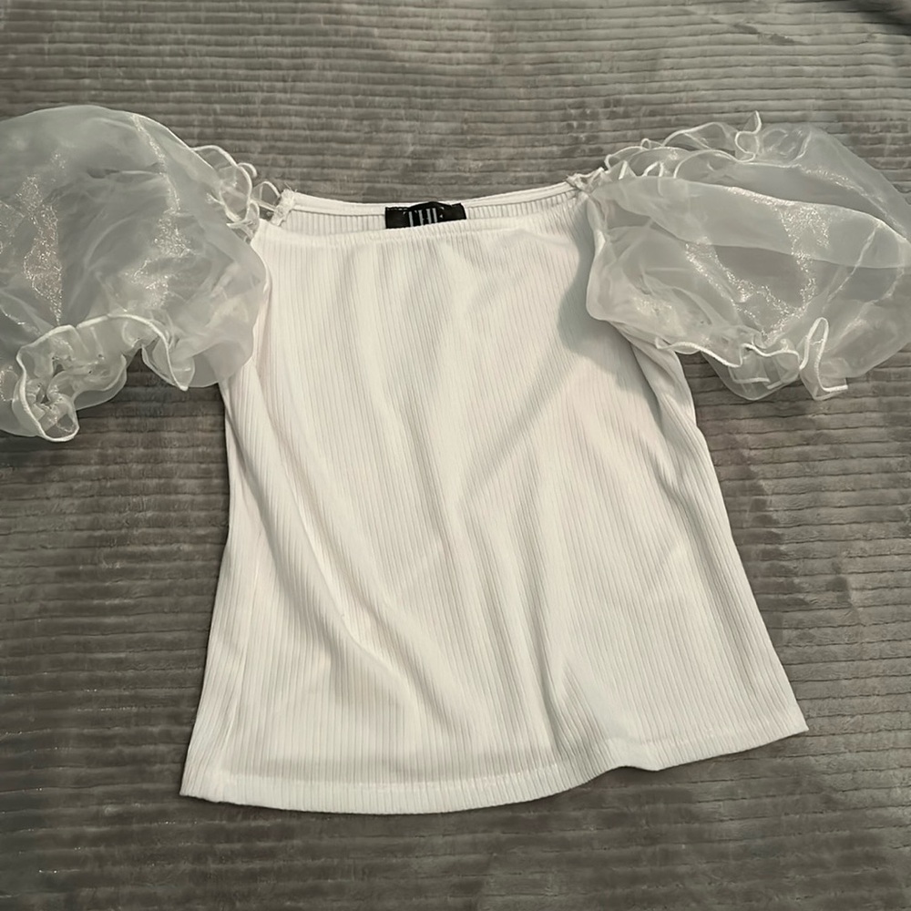 White puffy sleeve women’s top